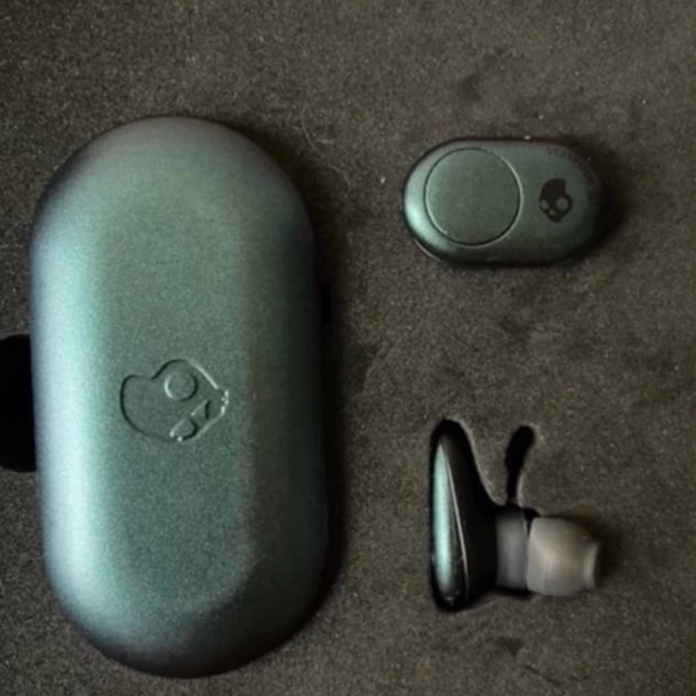 Skullcandy Metallic Black Earbuds with Case